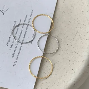 Minimalistische dunne getextureerde stapelringen set in goud en zilver, elegante alledaagse sieraden.