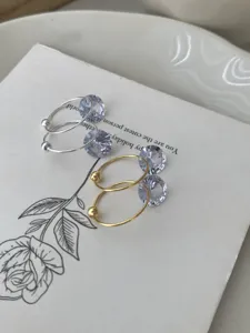 Minimalistische Solitär-Creolen mit funkelnden Zirkoniasteinen, elegante und schicke Ohrringe.