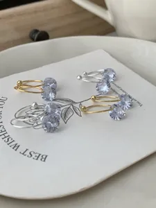 Minimalistische Ohrringe aus Sterlingsilber mit funkelnden Zirkoniasteinen für Damen.