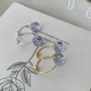 Minimalistische Silber und Gold Einzel-Diamant-Creolen, elegante glitzernde Kristallschmuck.