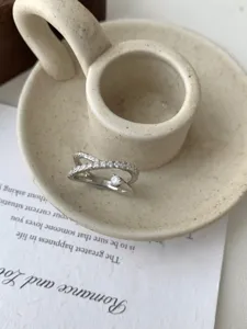 Gros plan détaillé d'une superbe bague en argent croisée avec des zircons étincelants.