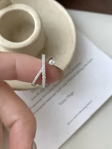 Bague Argent S925 Croisée Zircon Asymétrique Anneau Ouvert Vue de Détail Mode Chic