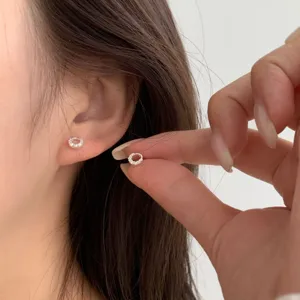 Petites boucles d'oreilles clous en argent sterling 925 avec zircons, style minimaliste et elegant.