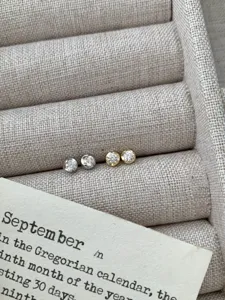 Boucles d'oreilles clous minimalistes serties de strass en argent et or, bijoux vintage chic.