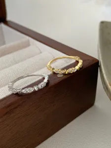 Anello cuore diamante in argento S925, design minimalista vintage vista dettagliata, anello elegante.