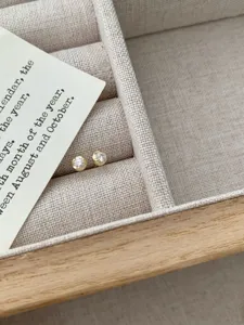 Gros plan détaillé de boucles d'oreilles clous avec diamant en argent sterling.