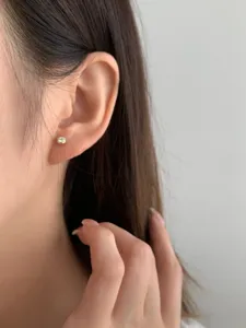 Boucles d'oreilles puces en argent sterling S925, bijou minimaliste élégant pour femme.