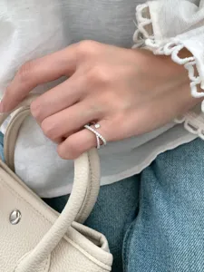 Bague croisée en argent sterling S925 avec strass pour femme, style rétro chic et élégant.