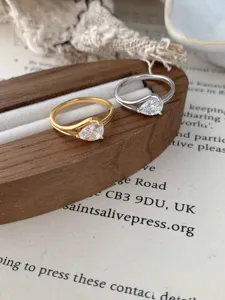 Bague solitaire poire en argent sterling S925, design de luxe vintage minimaliste pour femmes.