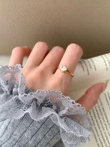 Bague diamant en forme de poire en argent sterling S925 rétro luxe minimaliste vue de détail.
