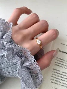 Bague solitaire diamant poire plaquée or argent 925 délicate vue de détail rapprochée