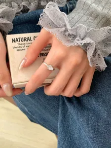 Bague solitaire poire en argent sterling 925 bijou minimaliste élégant pour femme.