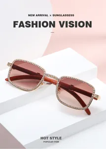 Primer plano detallado de gafas de sol cuadradas de pedrería con patillas efecto madera.
