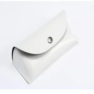 Étui à lunettes en cuir blanc détail avec design enveloppe et fermeture à bouton-pression.