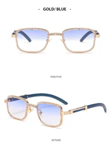 Vista detallada de gafas cuadradas con diamantes de imitación y lentes degradadas.