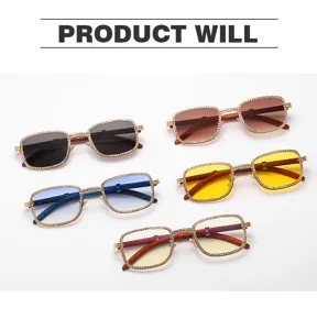 Vista detallada de gafas de sol cuadradas vintage con strass y patillas efecto madera.