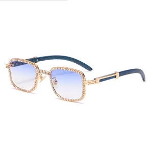 Gafas de sol cuadradas de lujo con diamantes de imitación y patillas de madera vintage.