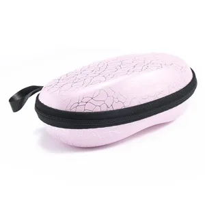 Astuccio rigido rosa per occhiali con elegante motivo screziato argento e chiusura lampo.