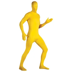 Gedetailleerd uitzicht op het gele volledige spandex zentai-pak, elastische stof voor feestkostuum.