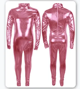 Détail de body métallisé rose pour enfants avec fermeture éclair et tissu brillant.