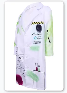 Vue détaillée de la blouse de laboratoire de savant fou pour enfants avec motifs.