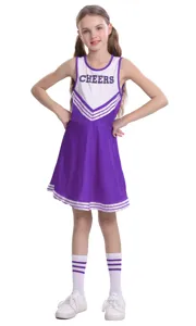 Vista dettagliata del vestito da cheerleader viola per bambini con righe bianche e stampa CHEERS.
