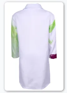 Vue détaillée de la blouse de laboratoire blanche pour enfants avec des manches colorées.
