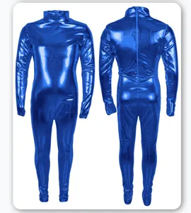 Détail de combinaison intégrale zentai bleue métallique, idéale pour cosplay et spectacles.
