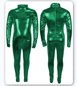 Détail de la combinaison intégrale brillante en spandex vert métallisé pour spectacle.