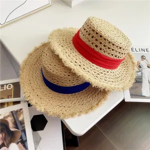 Vista detallada del sombrero de paja plano para mujer con flecos y diseño elegante.