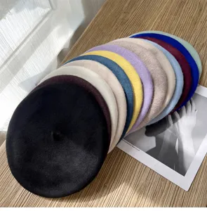 Pila de boinas de lana coloridas para mujeres, gorros de pintor de invierno estilo retro.