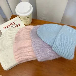 Detailansicht kuscheliger Angora-Mischgewebe-Strickmütze, dicke warme Wintermütze in Pastellfarben.