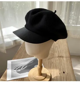 Klassische schwarze Schiebermütze mit Lederschirm, elegante Wollmütze für Damen im Retro-Stil.