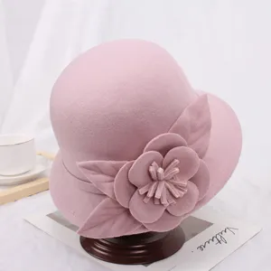 Detail van de roze wollen viltmuts met elegante 3D bloemdecoratie en zachte textuur voor dames.