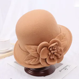 Camel vilten cloche hoed voor dames, met elegante bloem- en bladdecoratie details.