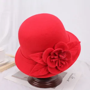 Rode wollen viltklokhoed voor dames, vintage Britse stijl winterhoed met bloemendetails erbij.