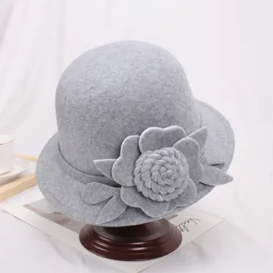 Detailweergave grijs wollen vilt cloche hoed met bloemdecoratie, elegante dames herfst hoed.