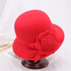 Rode wollen vilt bolhoed met elegant bloemdesign, klassieke Britse vintage stijl voor vrouwen.
