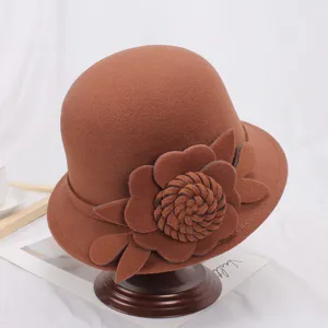 Bruine wolvilt emmerhoed voor vrouwen, herfst winter vintage bloemenhoed mode hoofddeksel stijl.