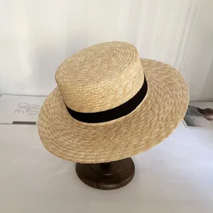 Handgemachter flacher Strohhut mit schwarzem Band, perfekter Sommer Sonnenschutz Strandhut Detail.