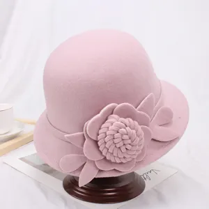 Roze wollen vilt klokhoed met 3D stoffen bloem detail, stijlvol winter accessoire.