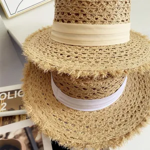 Sombrero de paja plano de verano para mujer con borde deshilachado y cinta de playa.