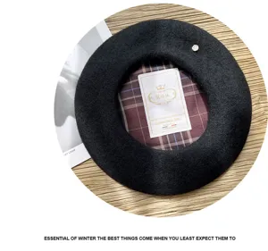 Boina de lana con insignia metálica y forro de cuadros para mujer, otoño invierno.