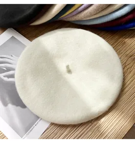 Boina clásica de lana para mujer, gorro de invierno suave, detalle de estilo elegante.