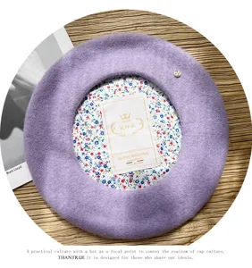 Boina clásica de lana para mujer con forro floral, insignia de metal, sombrero de invierno.