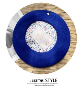 Boina de lana azul para mujer con forro floral y etiqueta de metal, sombrero vintage.
