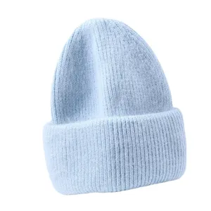 Bonnet d'hiver en tricot bleu clair, bonnet chaud doux et duveteux côtelé pour femme.
