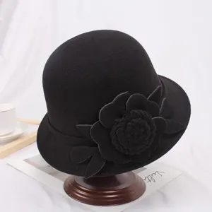 Detailweergave vrouwen herfst winter wol vilt klokhoed met elegante bloemversiering.