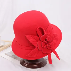 Rode wollen vilt hoed voor vrouwen, elegante vintage bolhoed met bloem voor de winter.