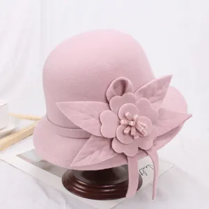 Dames herfst winter roze wolvilten klokhoed met elegante 3D bloem en lint decoratie hoed.